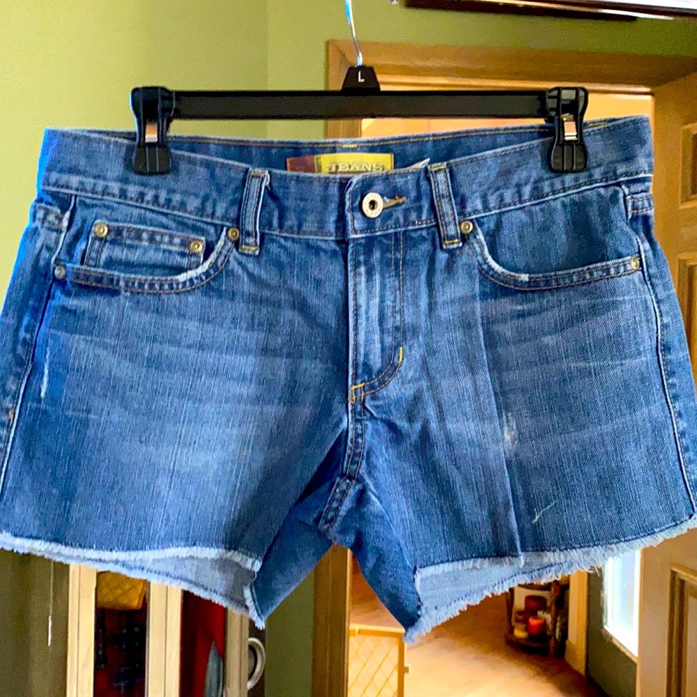 Levi Short length shorts. Size. 6